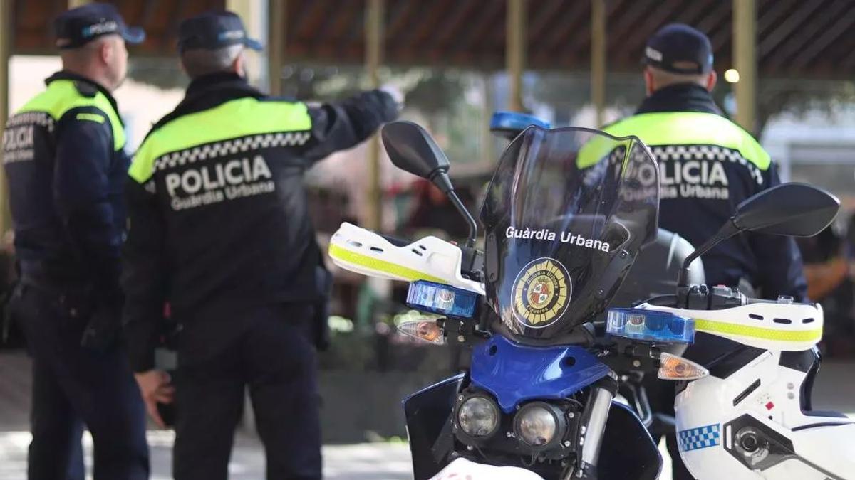 Agents de la Guàrdia Urbana de Figueres durant un operatiu a la ciutat.