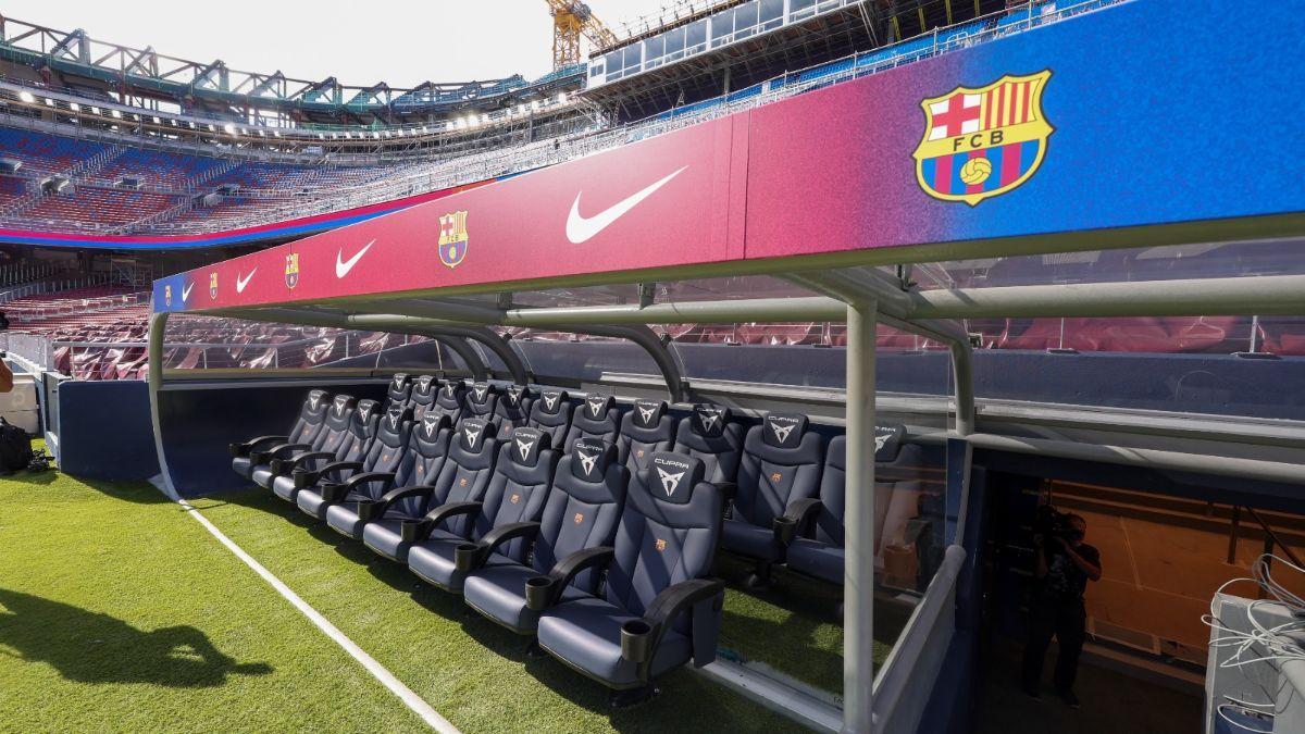 Todo está listo en el césped, también los banquillos