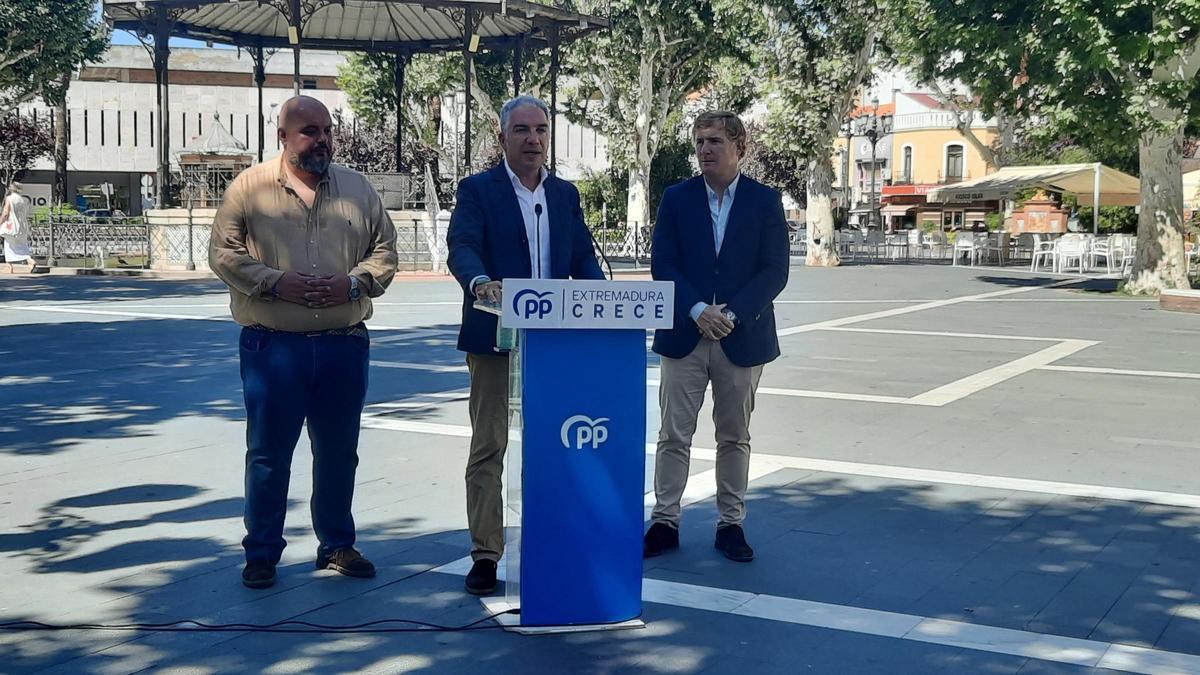 Elías Bendodo esta mañana en Badajoz junto al alcalde Ignacio Gragera y el presidente provincial del PP, Manuel Naharro.