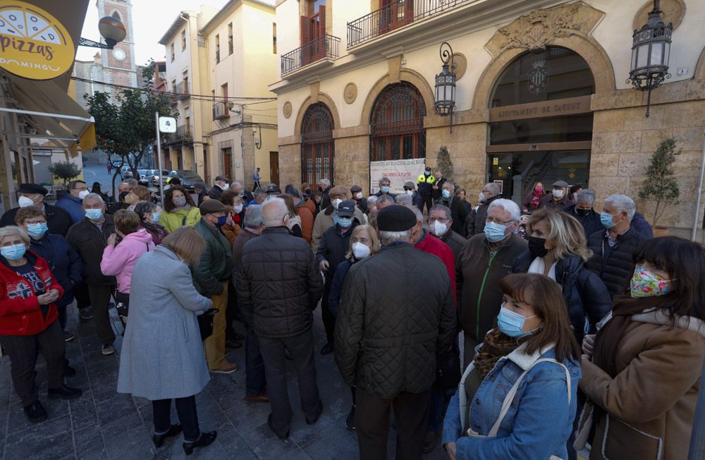 Vecinos de Sagunt protestan por la falta de atención personal en la banca.