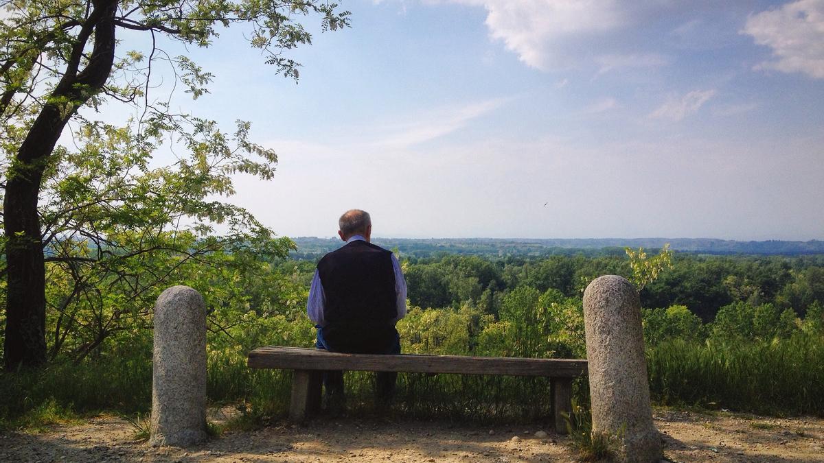 Una persona mayor contempla el horizonte