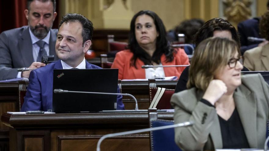 Llorenç Córdoba volvió a sentarse junto al Partido Popular. | B.RAMON
