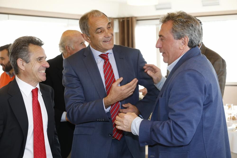 Eloy Olaya recibe la insignia de oro de la Asociación de Veteranos del Sporting