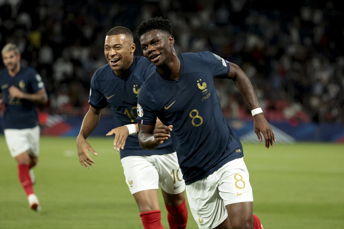 Archivo - Aurélien Tchouaméni y Kylian Mbappé con la selección francesa