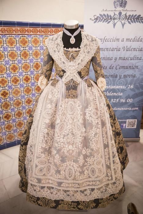 El traje del Siglo XVIII para las mayores, al detalle. De Serrano&Navalón. Con el efecto del medallón de Art Antic en cinta.