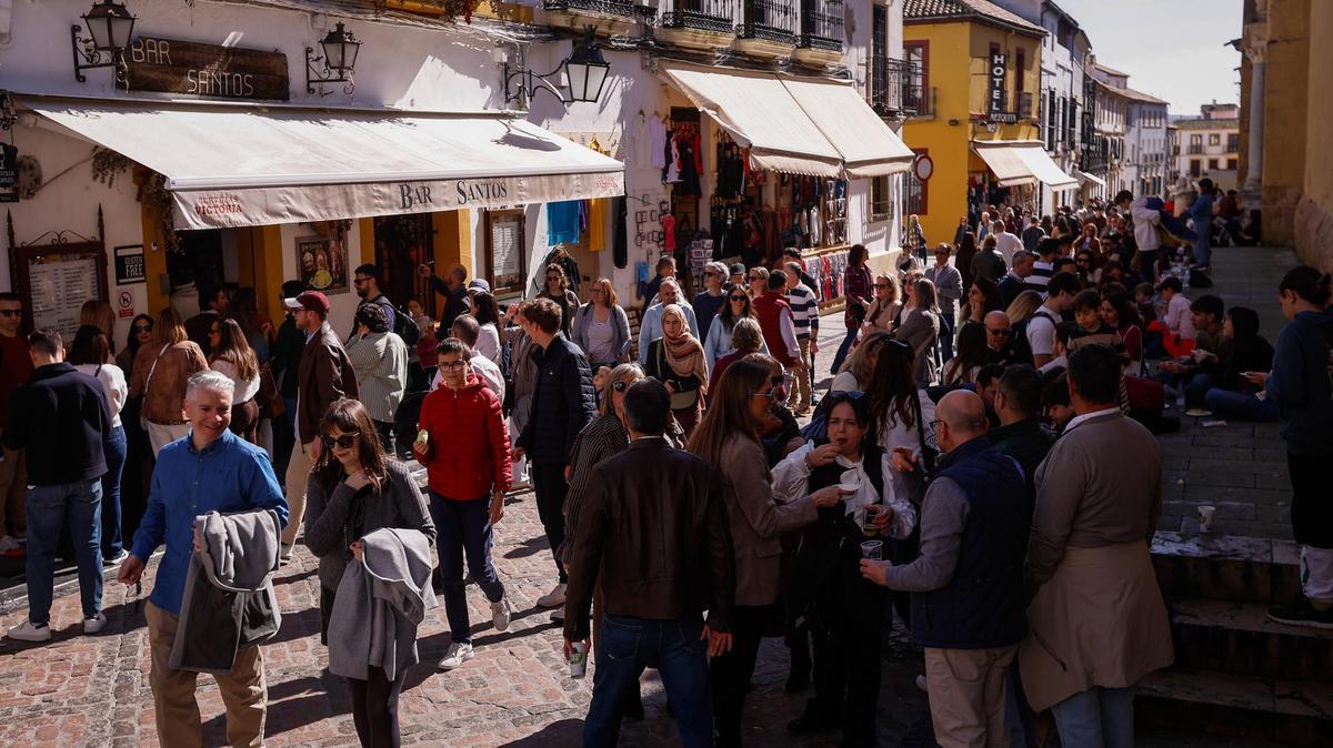 Una gran cantidad de turistas pasean por el entorno de la Mezquita-Catedral.