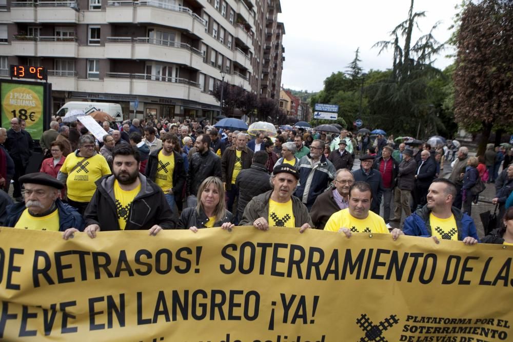 Manifestación contra los retrasos en las obras de soterramiento en Langreo