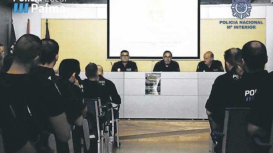 Josep Palouzié y Antonio Jarabo, ayer, en el seminario.