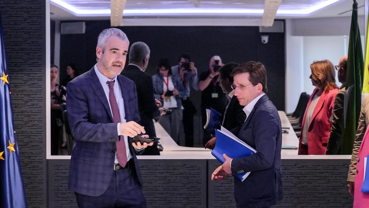 Acuerdo entre Aena y el Ayuntamiento de Madrid por la crisis de Barajas: una entidad social censará a las personas sin hogar del aeropuerto