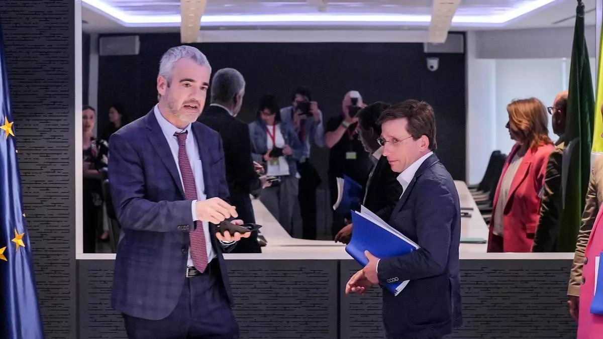 Crisis en Barajas: Aena y el Ayuntamiento de Madrid pactan censar a los sintecho que duermen en el aeropuerto