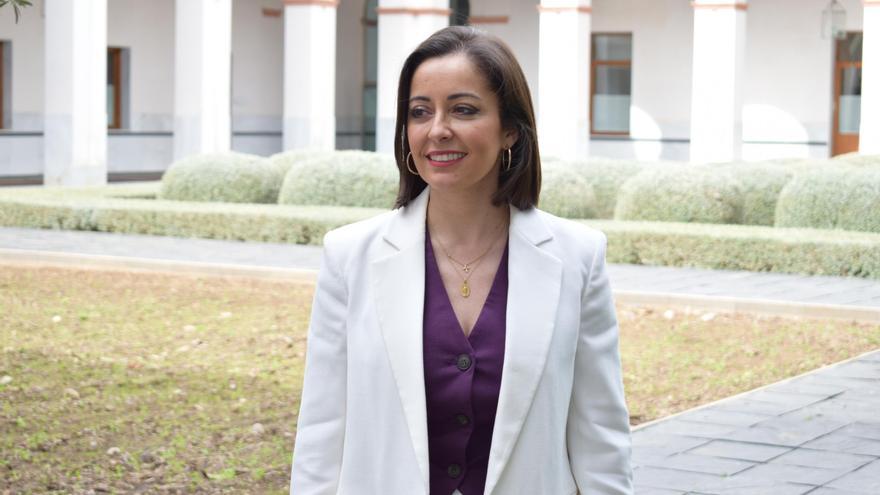 Mercedes Rodríguez explica sus responsabilidades en el Parlamento.