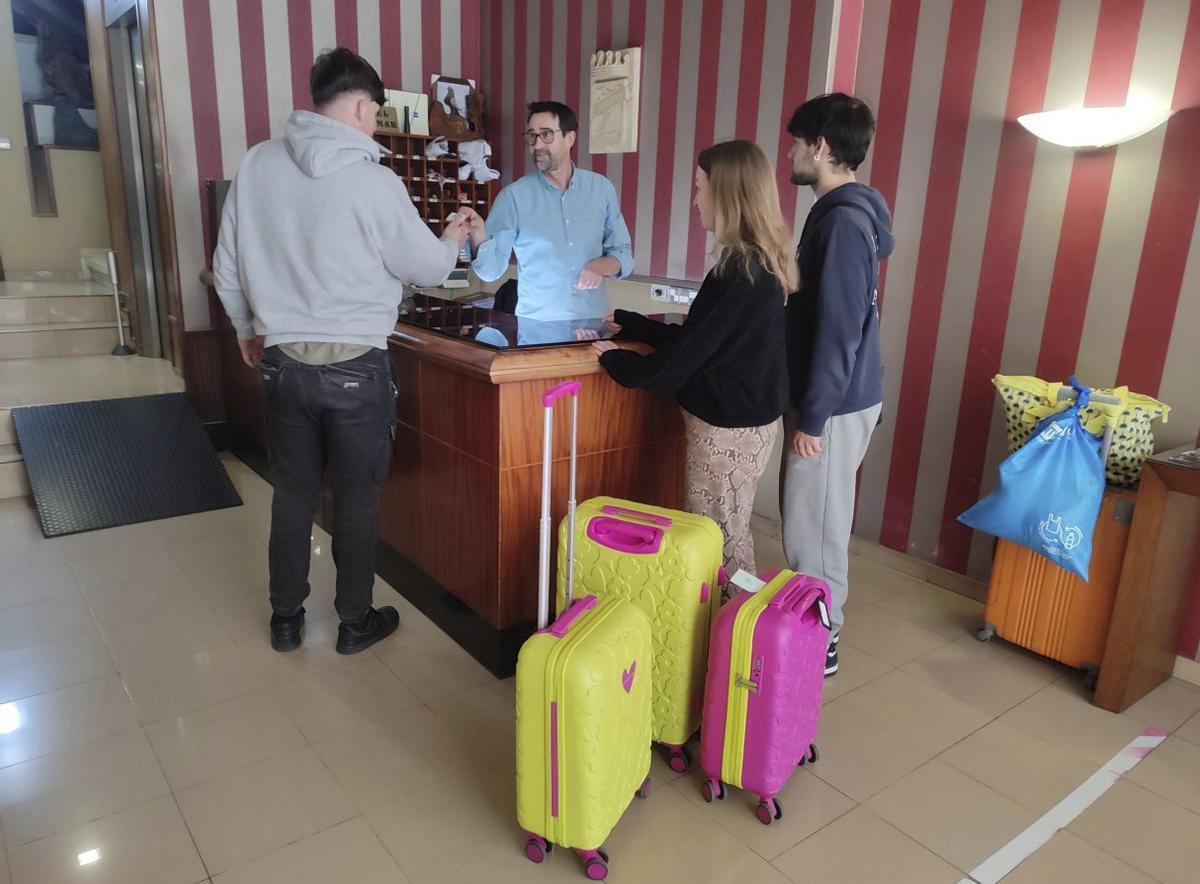 Llegada de visitantes, ayer, al hotel Jucamar de la Avenida de Marín de Cangas. |
