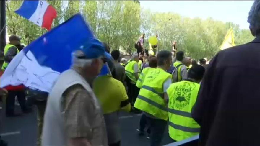 Los 'chalecos amarillos' retoman en París las protestas contra Macron