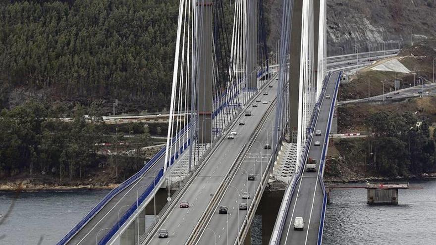 Perspectiva de los dos nuevos carriles del puente de Rande ya en funcionamiento y con vehículos circulando en sentido O Morrazo tras su apertura al tráfico ayer al mediodía. / J. Lores