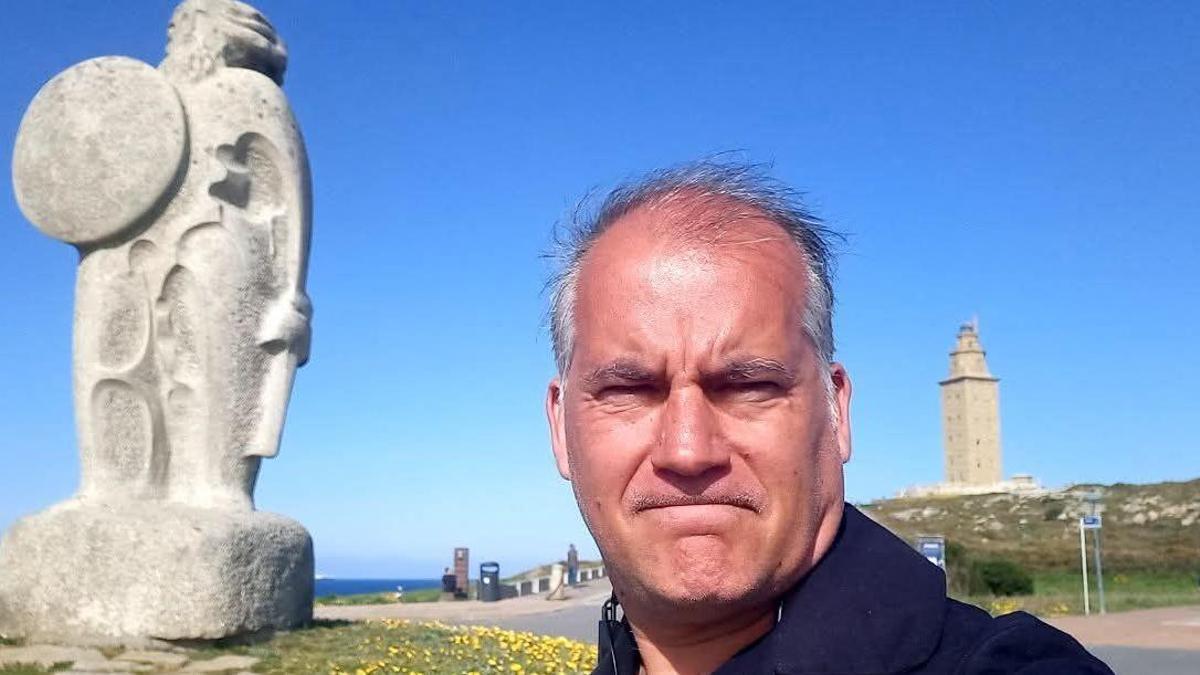 El guía e historiador Suso Martínez en la zona de la Torre de Hércules