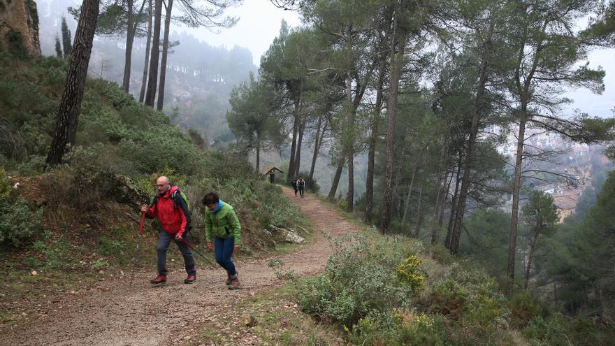 Alumnos de la FP de Turismo del IES de Muro participan en la elaboración de una guía para recorrer en seis días la sierra de Mariola