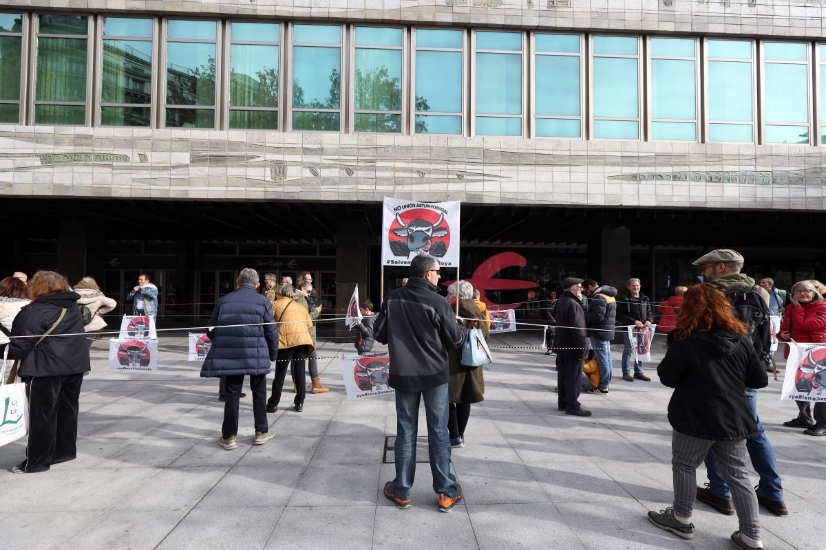 Cadena humana en Zaragoza por la defensa de Canal Roya