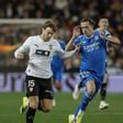 VALENCIA, 08/02/2026.- El delantero del Valencia Lucas Beltrán (i) con el balón ante el defensa del Real Madrid Álvaro Carreras durante el partido de la jornada 23 de Liga que el conjunto blanco disputa ante el Valencia, este domingo en el estadio de Mestalla. EFE/Kai Forsterling