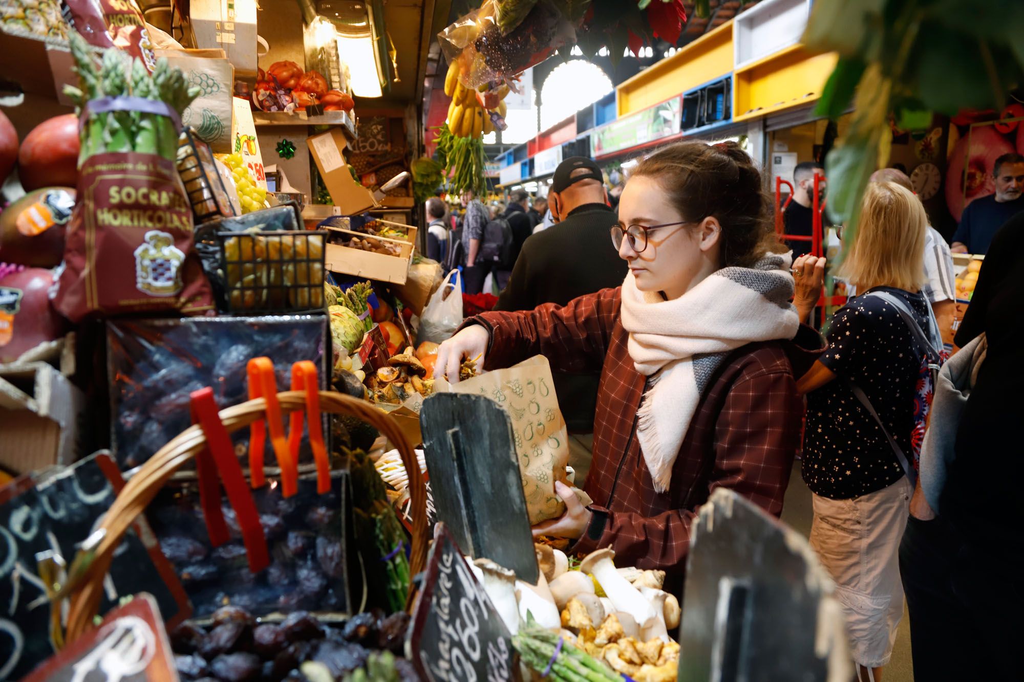 Compras navideñas en el mercado de Atarazanas.