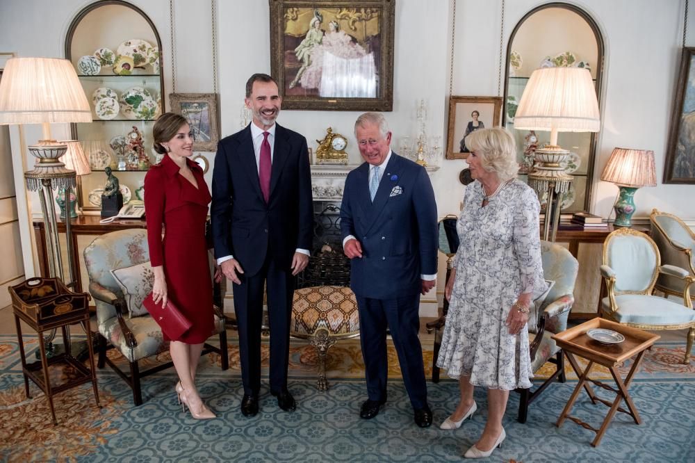 El Rey Felipe VI de España y la Reina Letizia posan con el Príncipe Carlos y Camila de Cornualles ayer, miércoles 12 de julio de 2017