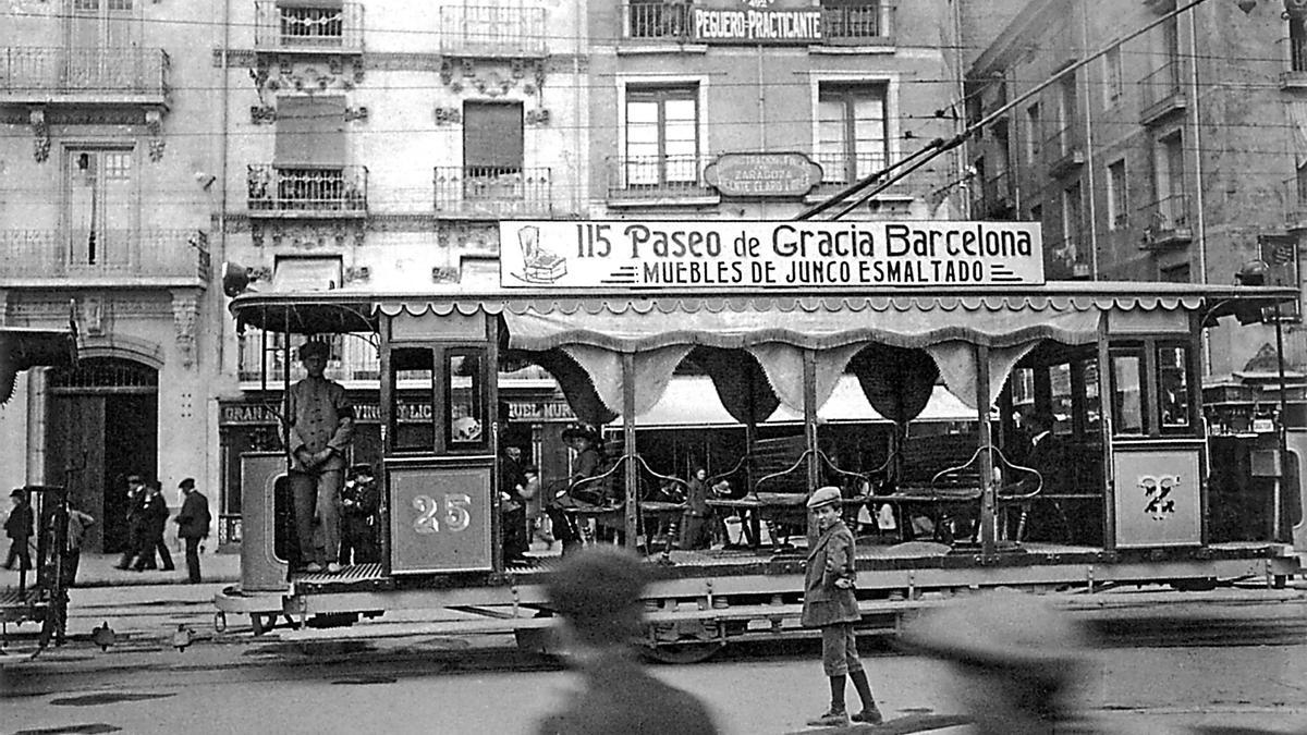 Se trata del tránsito de la jardinera motora número 25, abierta para aliviar los rigores del estío, que parece traccionada a la izquierda por un coche cerrado, en servicio durante la temporada estival posiblemente en la línea Circunvalación o en la de Torrero