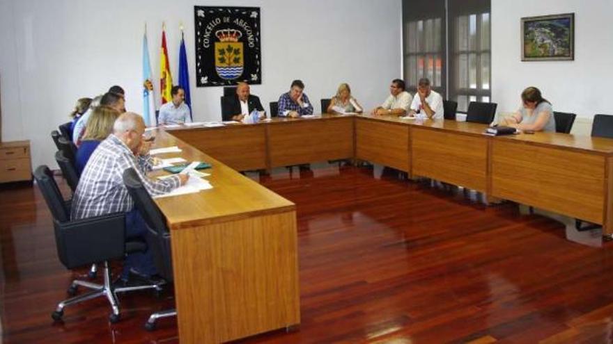 La Corporación local de Abegondo, ayer, durante el pleno. / la opinión