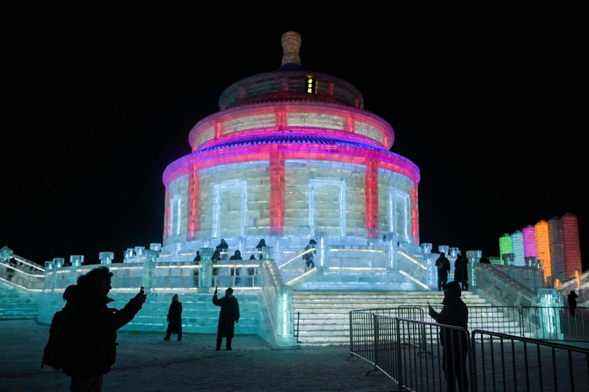 Esculturas y castillos de nieve en festivales de hielo de Moscú y  Heilongjiang, en el norte de China