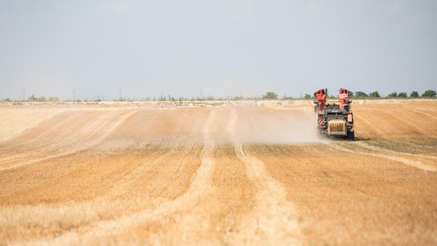 Maquinaria trabajando un campo
