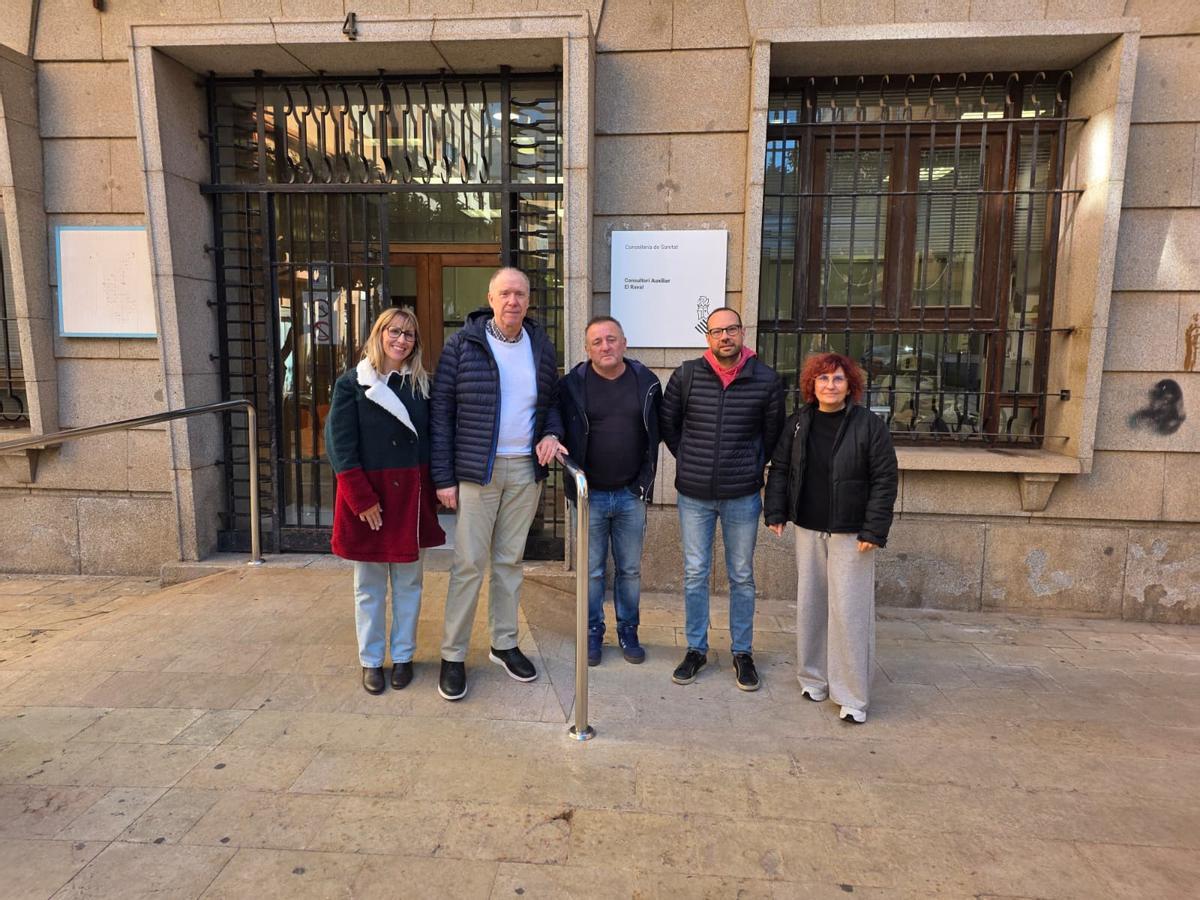 Representantes sindicales y vecinales a las puertas del consultorio.