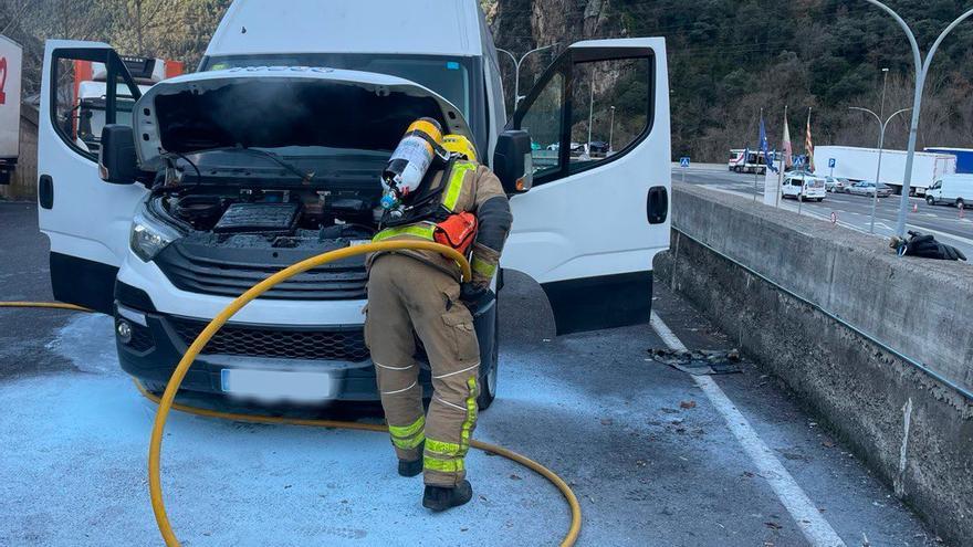 Crema el motor d&#039;una furgoneta a l&#039;entrada de la duana entre Catalunya i Andorra