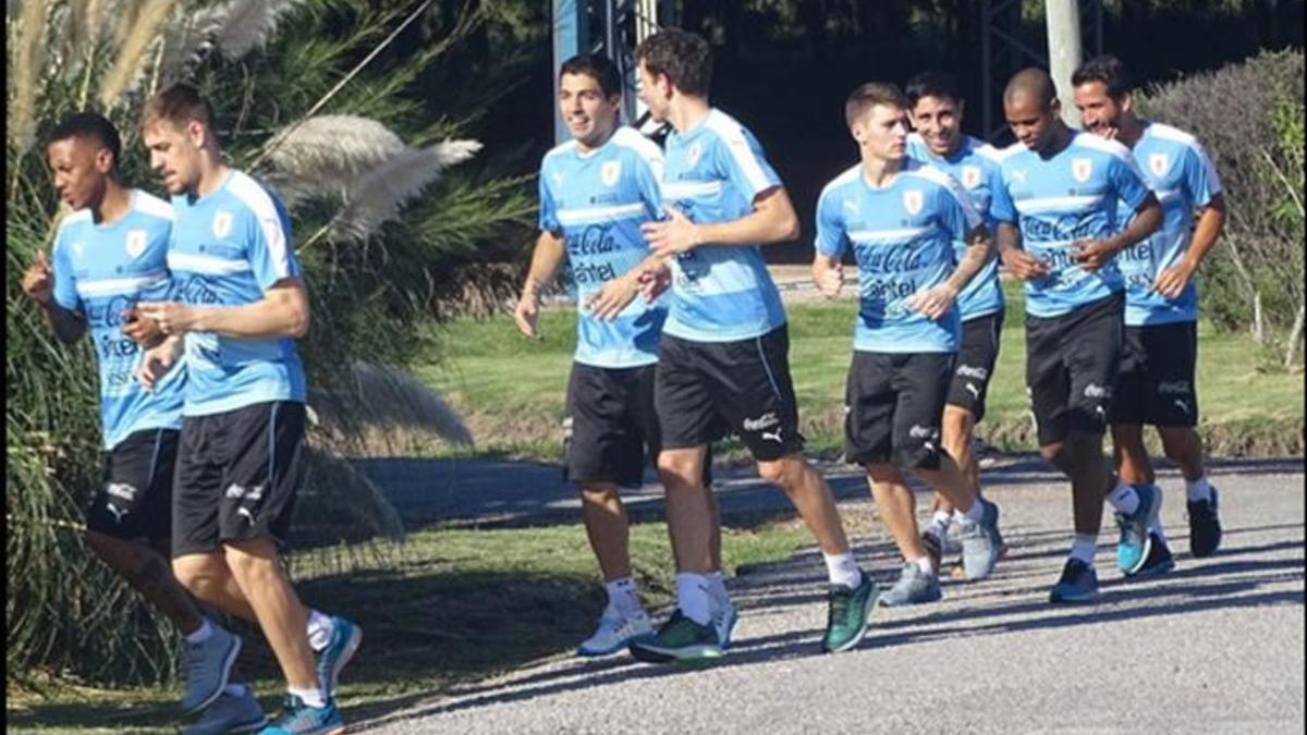 Luis Suárez completó el primer entrenamiento con Uruguay