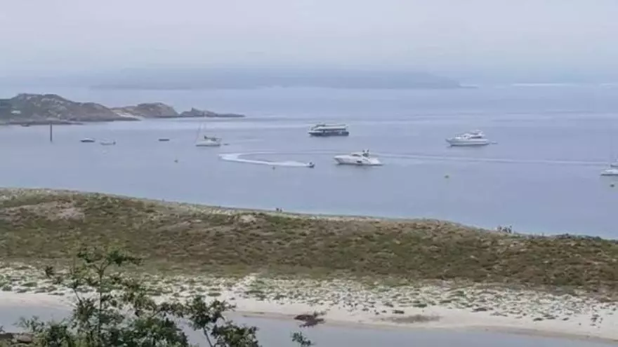 Proponen multas de más de 3.000 euros a cuatro pilotos por navegar con motos de agua en las islas Cíes