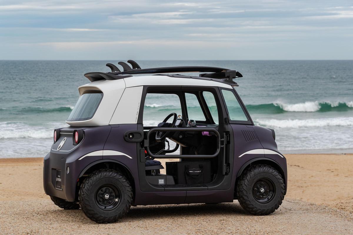 El Citroën Ami Buggy Rip Curl Vision luce una carrocería en tono violeta que contrasta con un techo blanco practicable, cuya lona y alerón son negros.