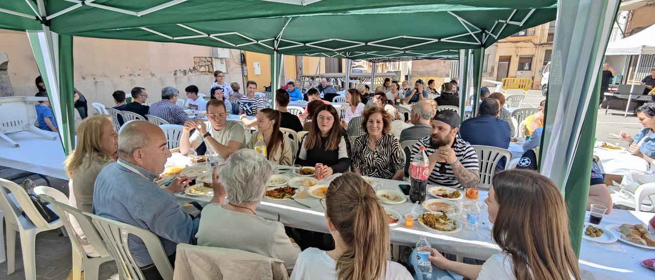 Los vecinos del barrio de la Sang de l'Alcora en una de las citas gastronómicas de sus fiestas.