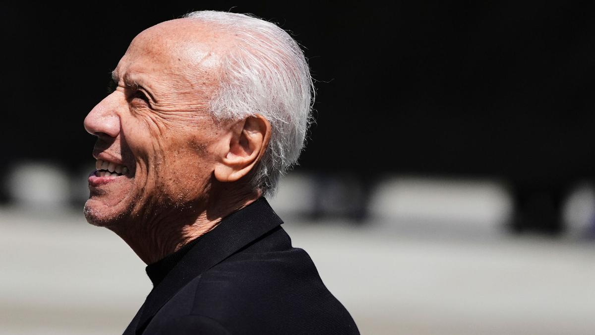 Lenny Wilkens sonríe el día de la inauguración de su estatua en Seattle.
