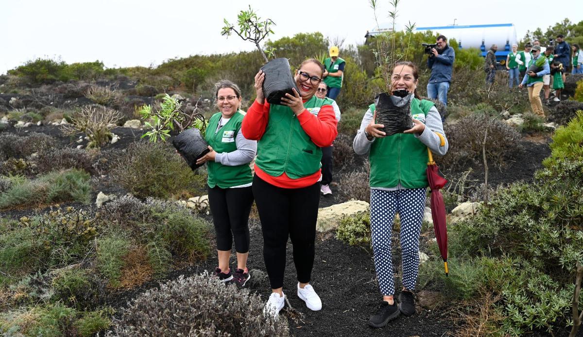 Trabajadoras de HiperDino participantes en la acción de reforestación.