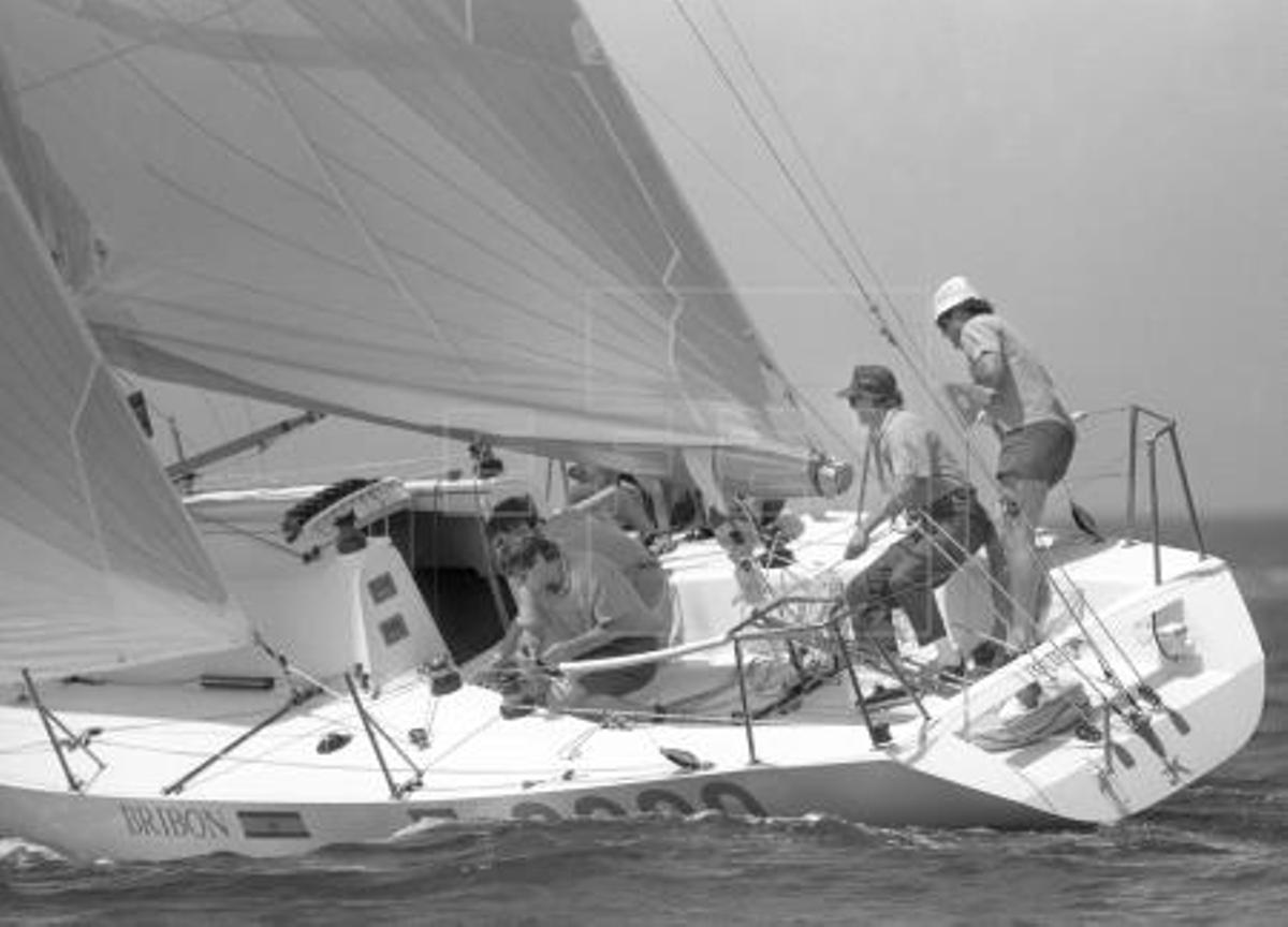 El entonces rey Juan Carlos I como timonel a bordo del Bribón VII, durante la primera regata del Trofeo Mallorca Level en 1989.