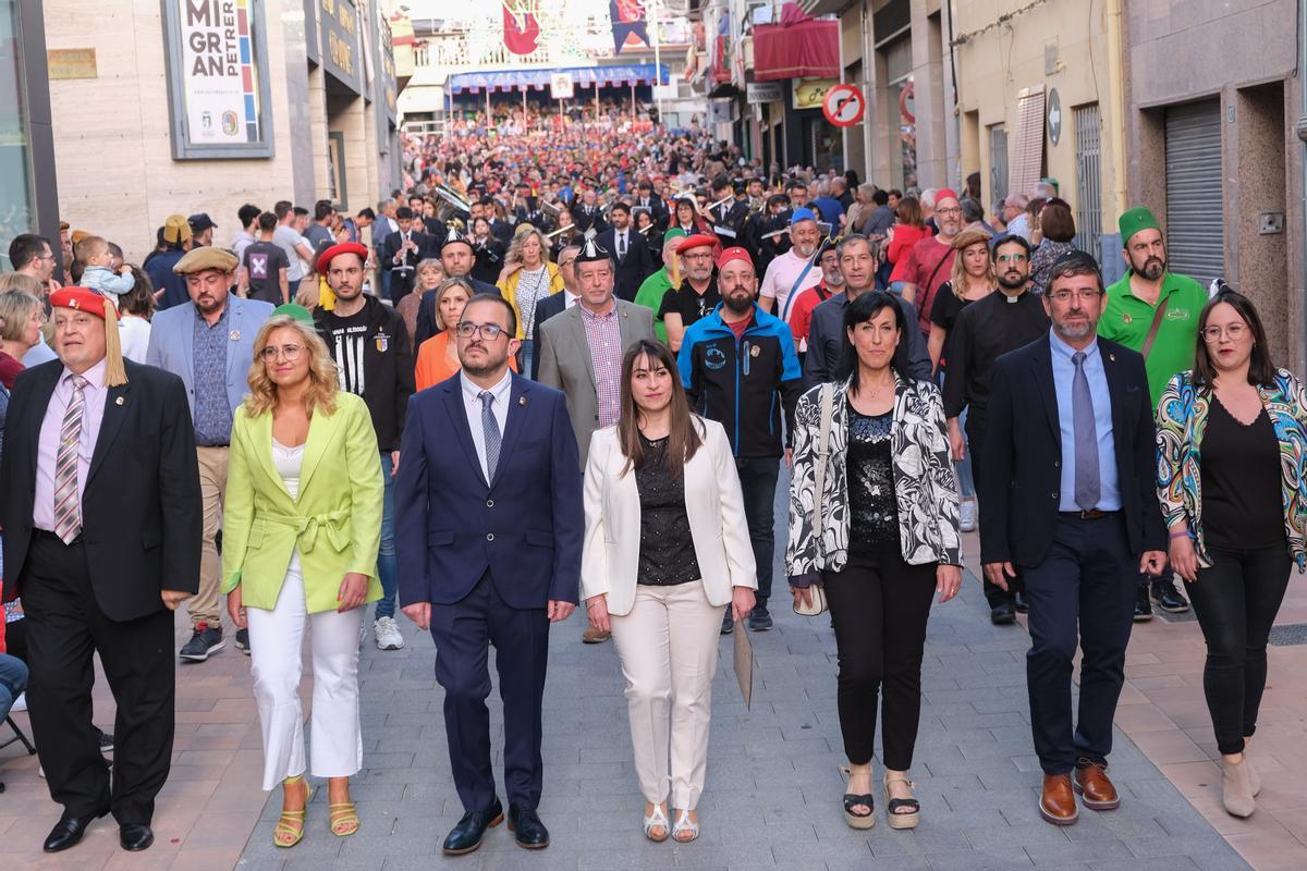 El pasodoble de la euforia abre las fiestas de Petrer