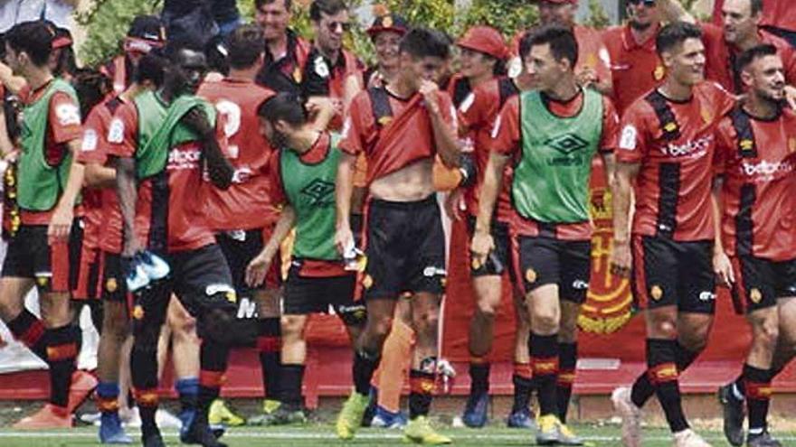 Los jugadores del Mallorca B festejan con su aficiÃ³n el pase a la eliminatoria final.