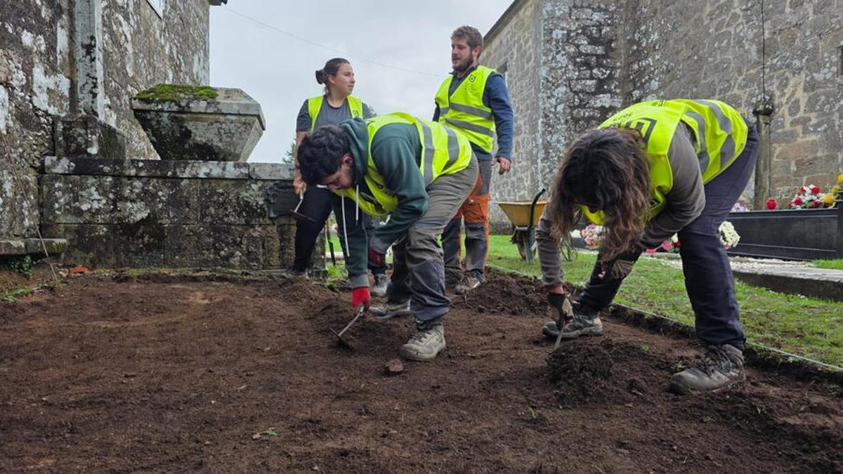 Excavaciones en la fosa emplazada en el cementerio de la iglesia de Santa María de Luou, Teo