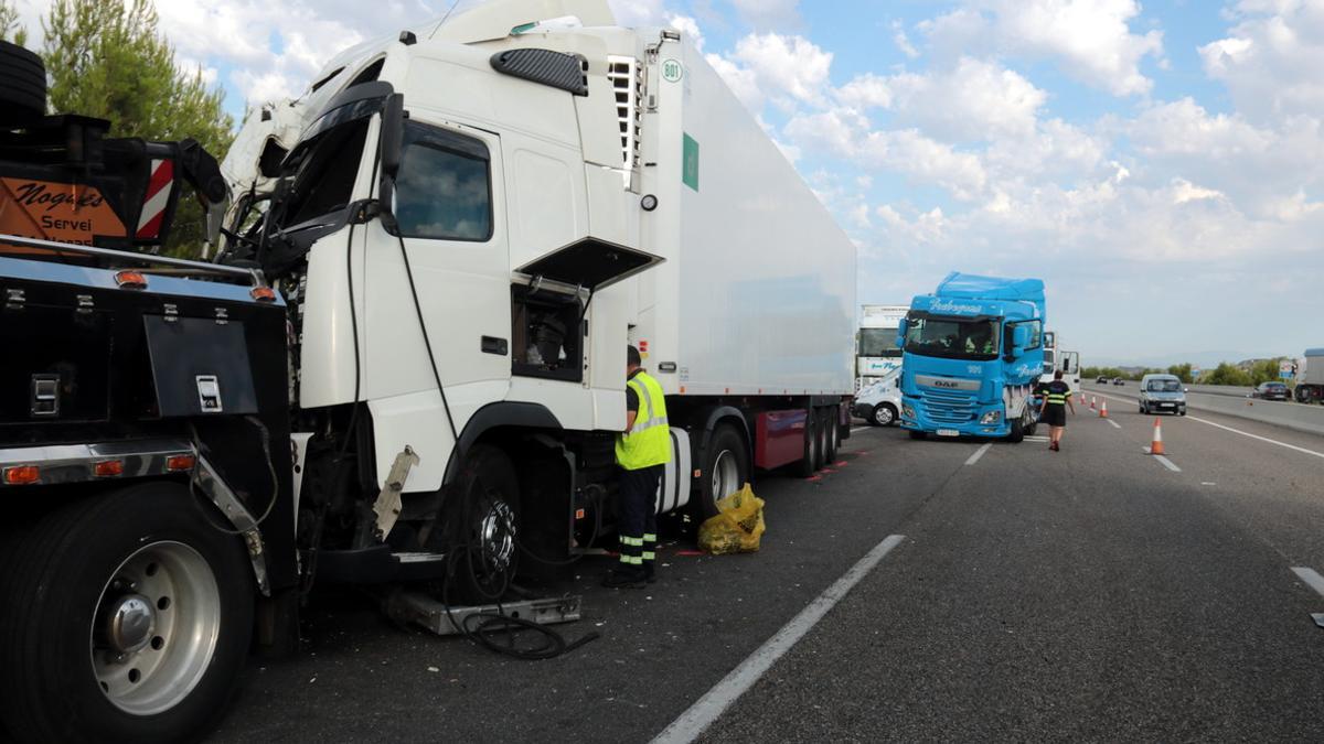 Los dos camiones implicados en el accidente de la Ribera d'Ondara