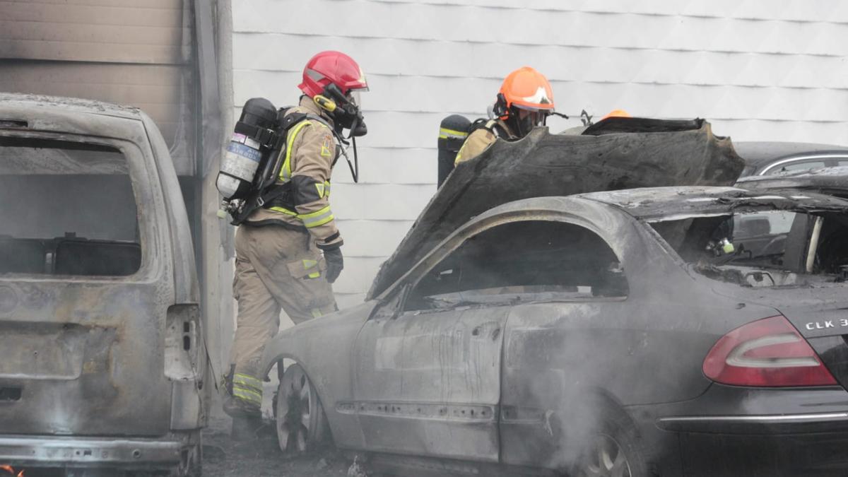 Herido en el incendio de tres vehículos frente a un concesionario de O Hío