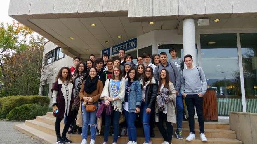 Los alumnos de la Grande Obra, ante la sede del CERN.