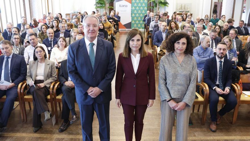 De pie, por la izquierda, Antonio Romero, director general de Caja Rural de Asturias; Paloma Marín y Pilar Martínez, consejera delegada de Llana Consultores.    | ÁNGEL GONZÁLEZ