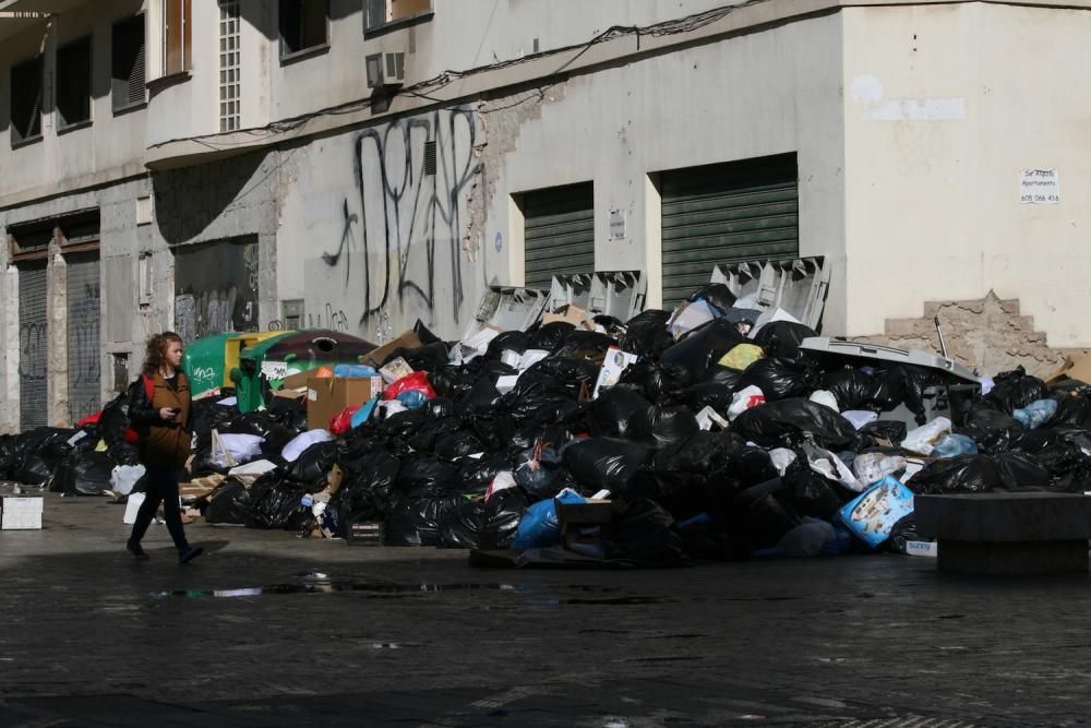 Basura acumulada desde el inicio de la huelga de limpieza en Málaga