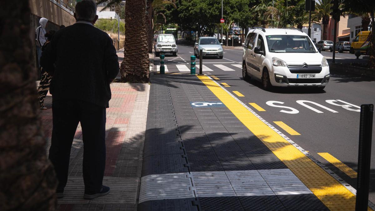 Plataforma accesible para las guaguas que se instaló en noviembre del año pasado, como proyecto piloto, en una parada de Ofra.