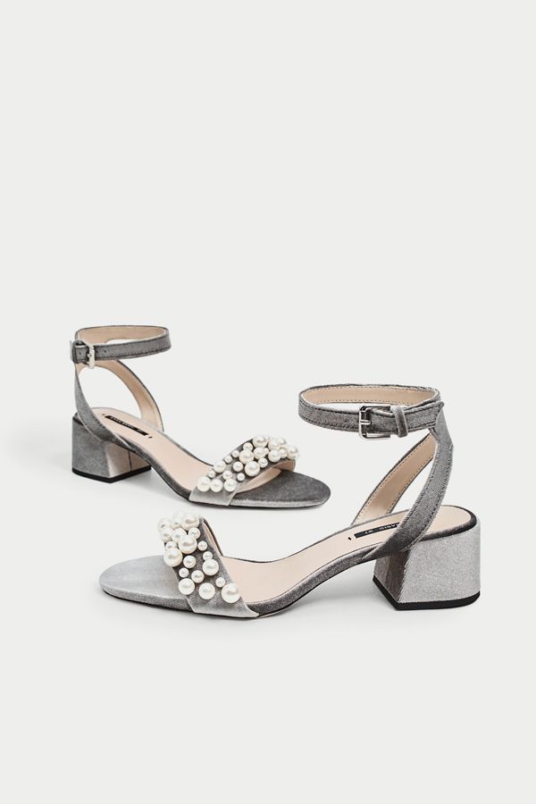 Rebajas en Zara: sandalias grises con perlas