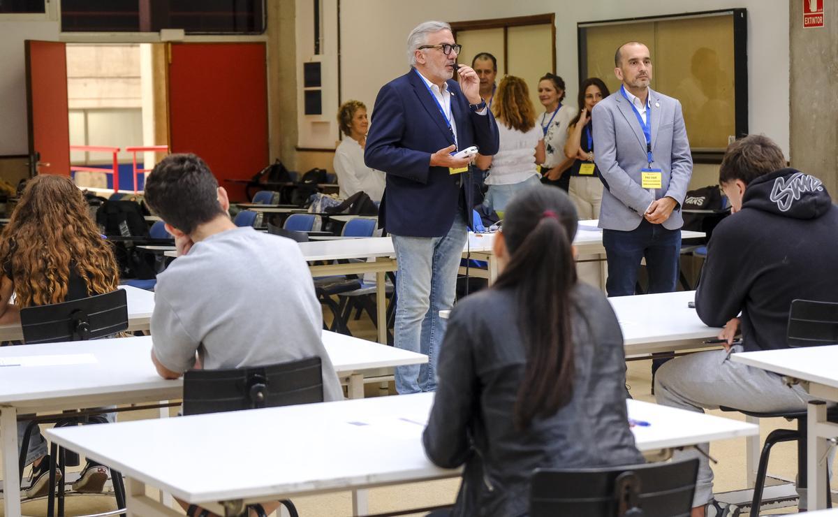 El rector de la ULPGC, Lluís Serra, inaugura la PAU 2026 con unas palabras de tranquilidad para los estudiantes.