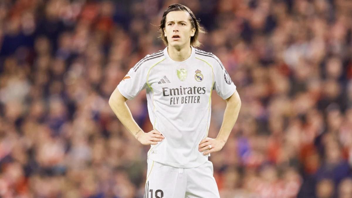 Álvaro Carreras ya pisa el césped con la camiseta del Real Madrid