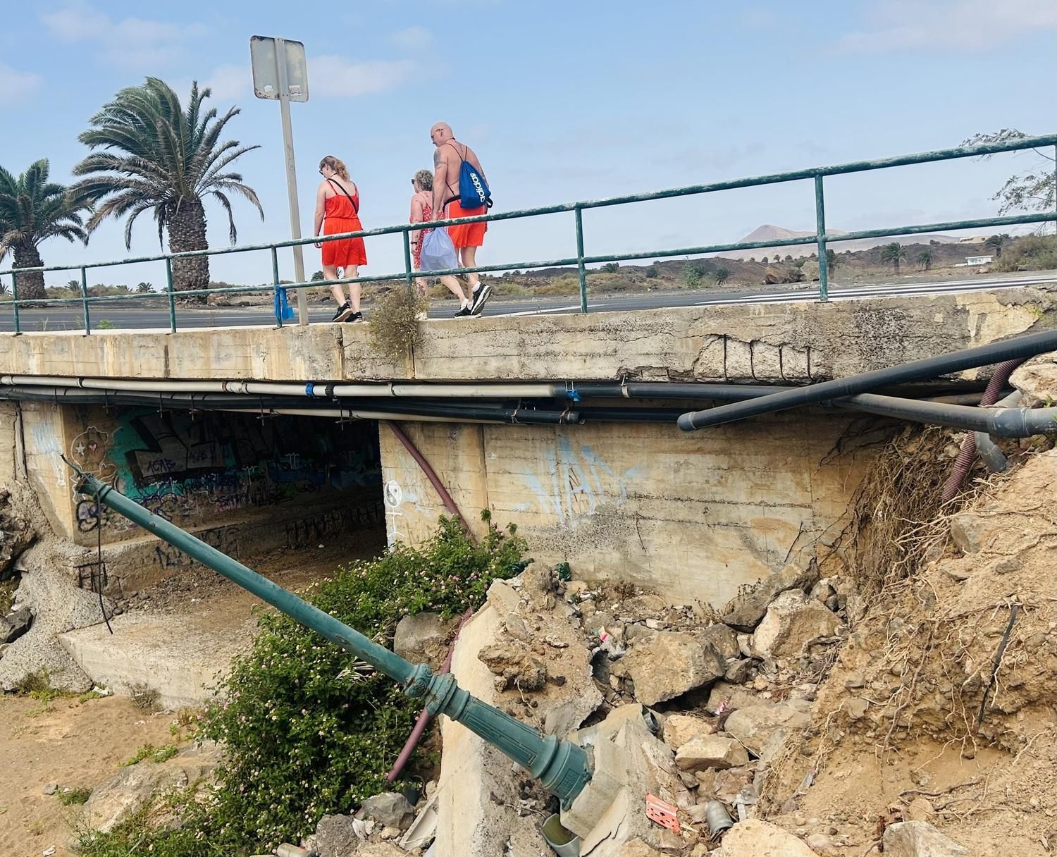 Turistas pasean, este martes, por el Barranco del Hurón en Costa Teguise afectado por las lluvias del pasado 12 de abril.